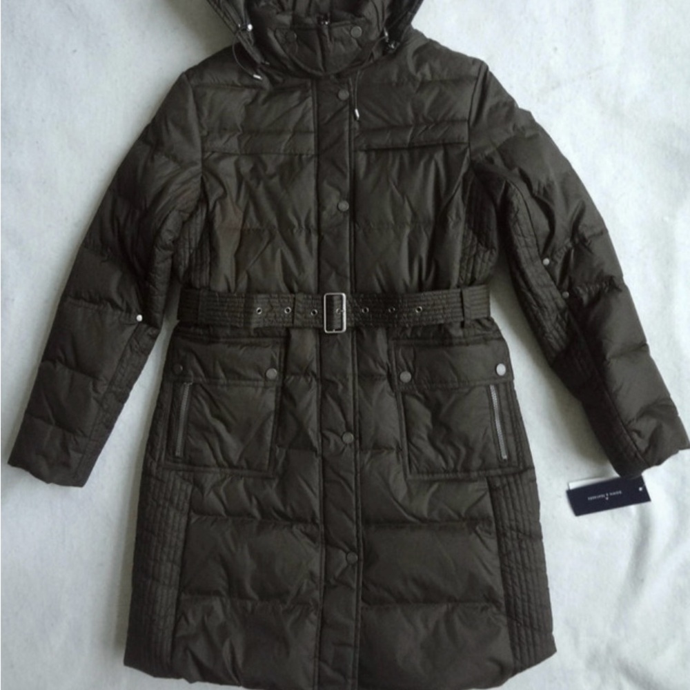 NWT warm parka by Hilfiger, size M. Brown down & feathers stuffed warm parka.